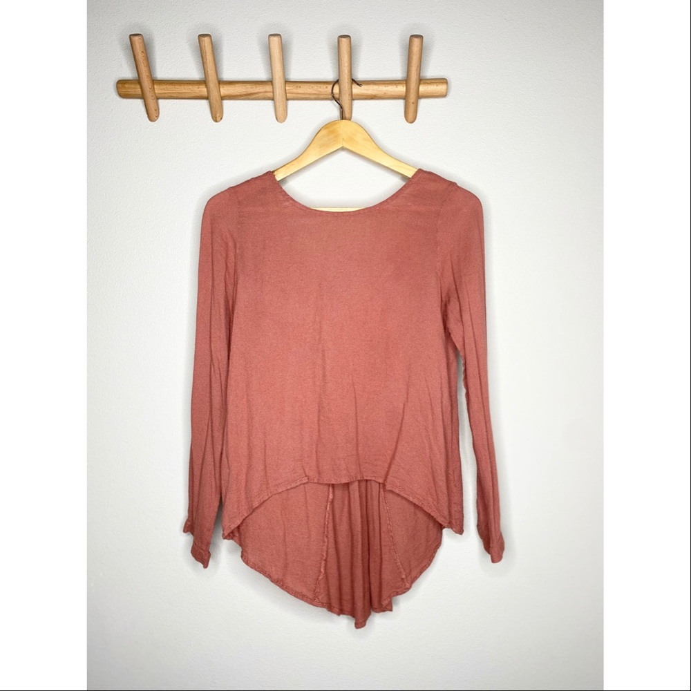 Hi-lo shirt with neck back